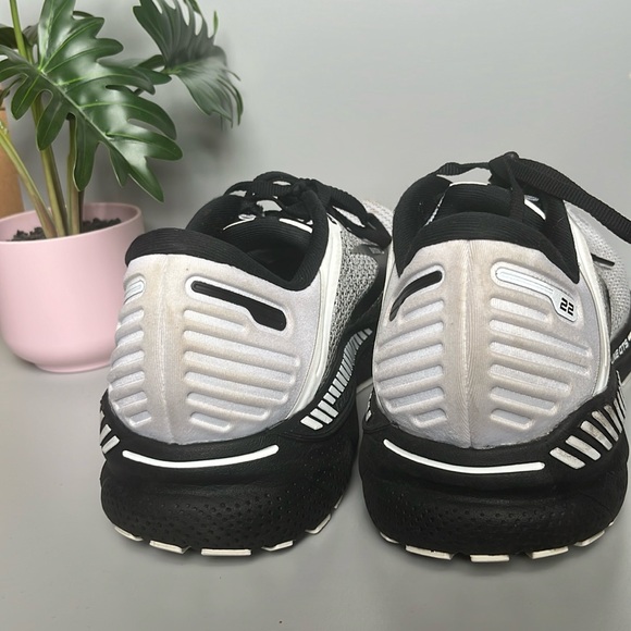 Brooks adrenaline running shoes - Picture 10 of 12